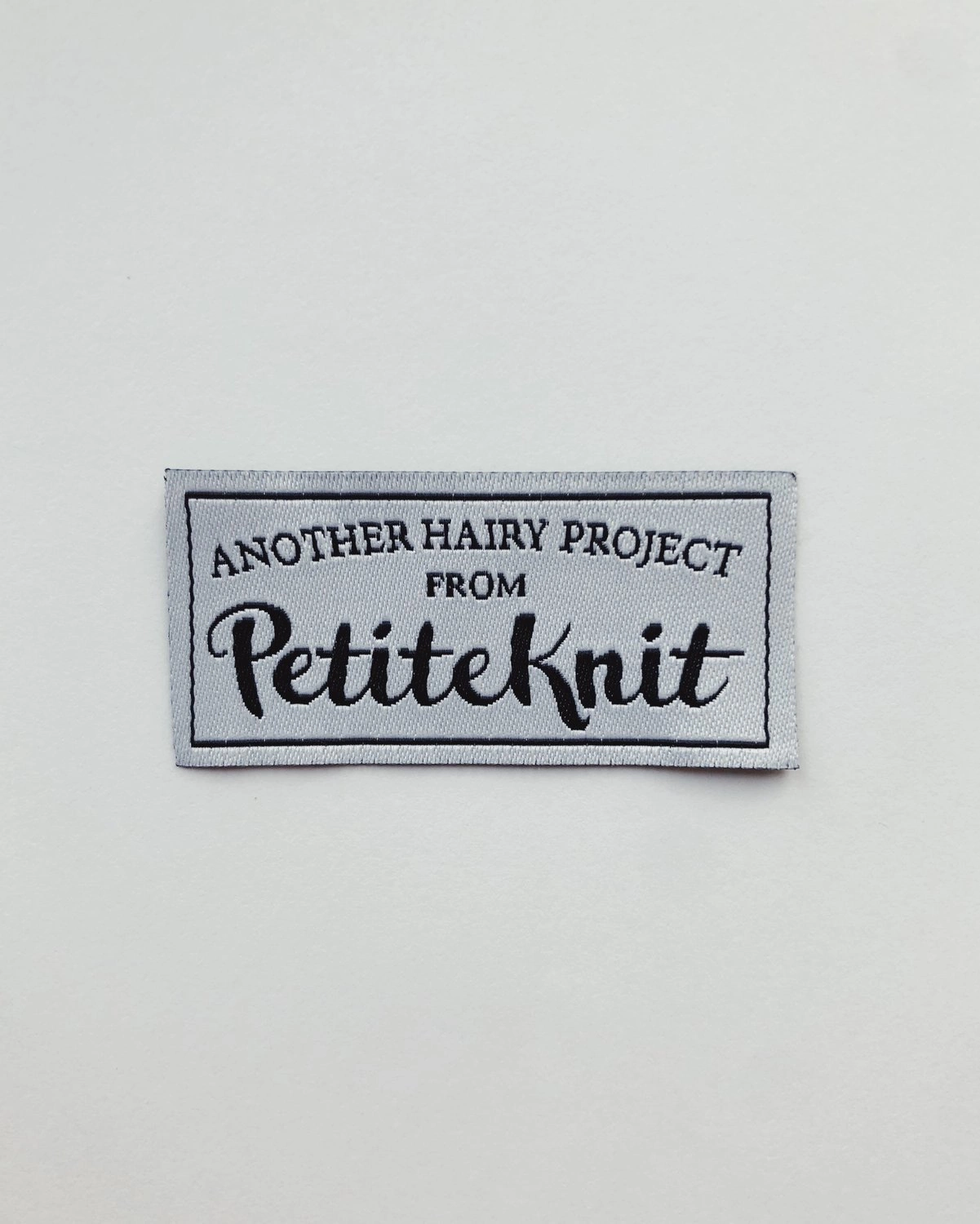 Petiteknit kangasmerkki "Another Hairy Project" Poistuva