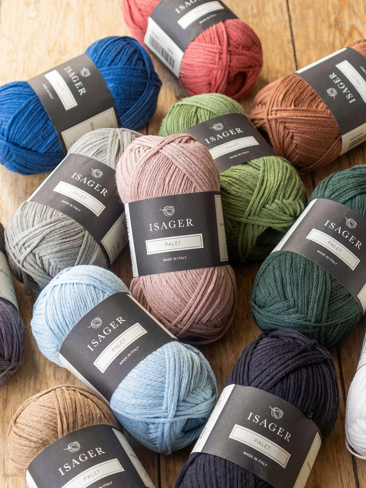 Isager Palet is a matte chainette cotton yarn