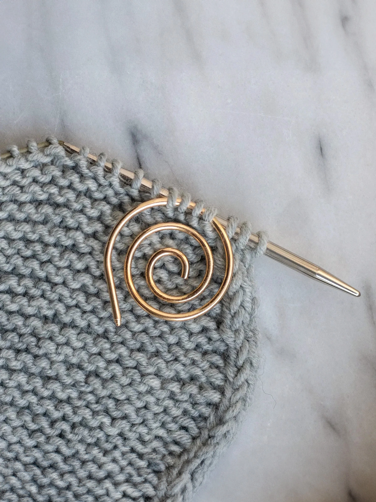 KNITS Spiral Helping Needle Gold