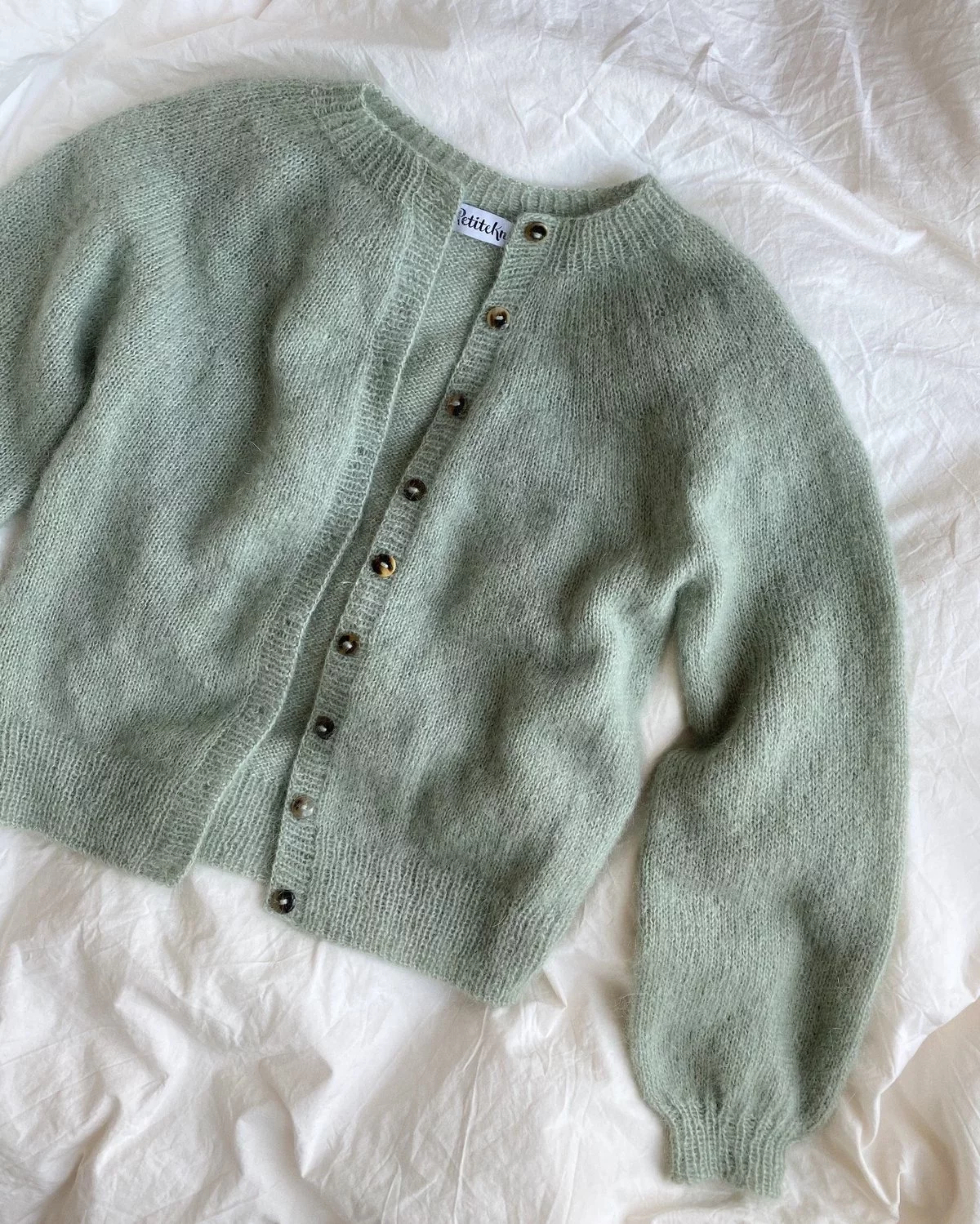 Petiteknit Novice Sweater Mohair Edition, helppo ohje neuletakille, väri 8521 murrettu vaaleanvihreä