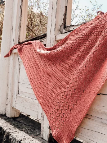 jyvaskyla_knit_fest_toivo_shawl_kit_4304_plastic_pink-0647efa5790dbd.jpg