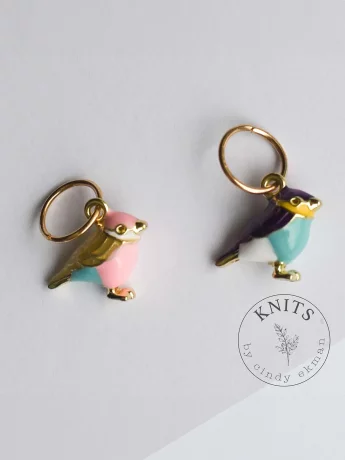 knits_stitch_marker_birds-06697acef9609e.jpg