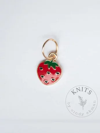 knits_stitch_marker_strawberry-06697bfe4d9f1b.jpg