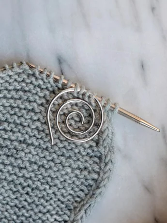 knits_spiral_helpin_needle_gold-0669e208096d98.jpg