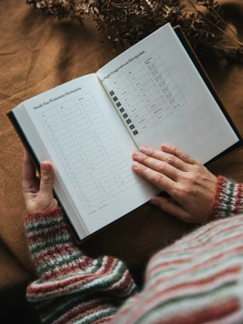 Laine Knitter’s Year 2026 weekly planner - Black