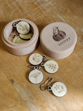 Titityy avattavat silmukkamerkit puurasia