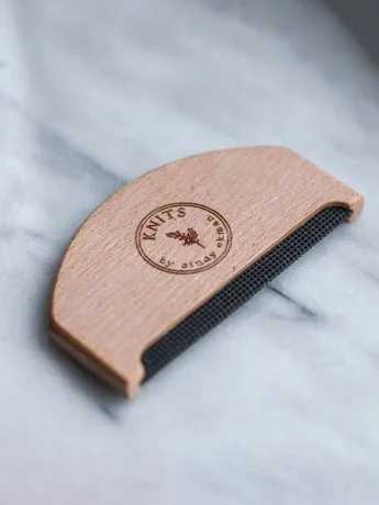 knits-lint-remover-comb-0691f023406791.jpg