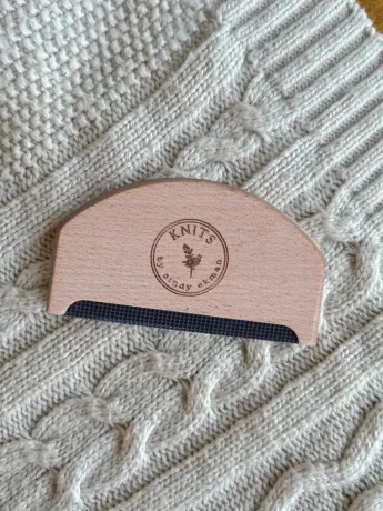 knits-lint-remover-comb-0691f0234f2813.jpg