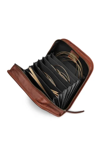 muud-voss-rich-brown-needle-case-0697b57d7d60c0.jpg