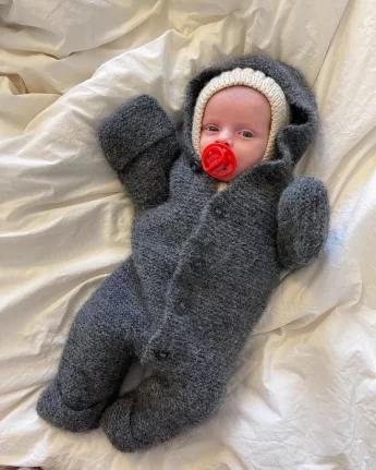 Selma's Sleep Suit Neuleohje suomi
