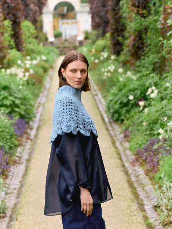 sandnes-2606-15-diy-flowerfield-poncho-pattern-finnish-06a8d977b6d4e6.jpg