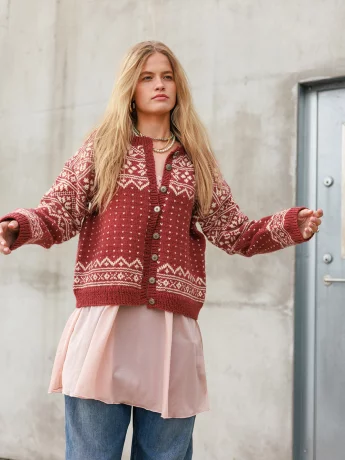 sandnes-2609-06-telemark-cardigan-pattern-english-06ad09c9e2870c.jpg